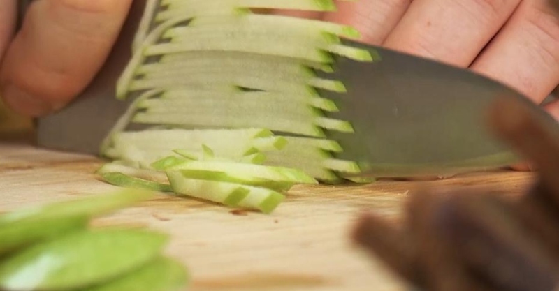 Форшмак с зелёным яблоком и красной икрой