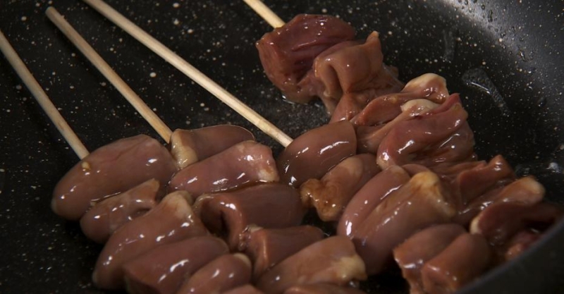 Куриные сердечки в азиатском стиле на шпажках