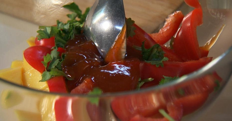 Тайский салат с курицей и манго