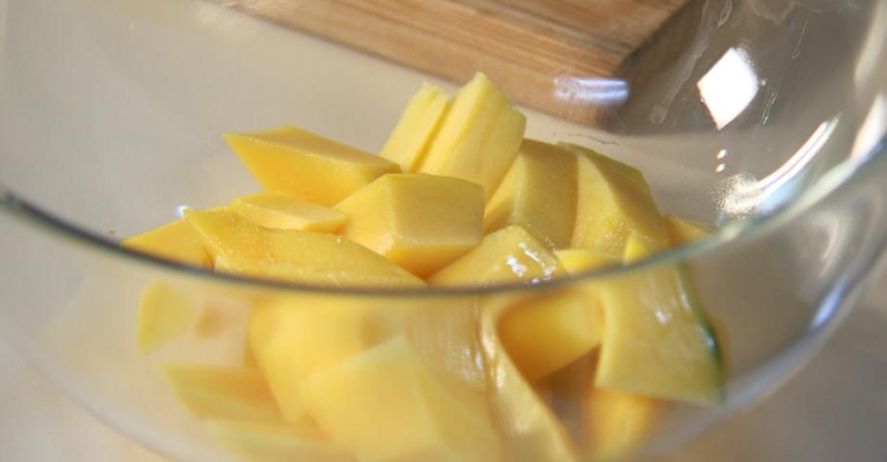 Тайский салат с курицей и манго