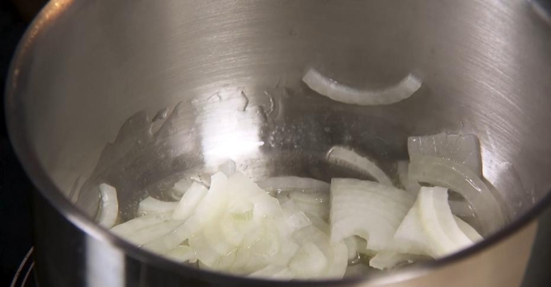 Паста с соусом из говядины и шампиньонами