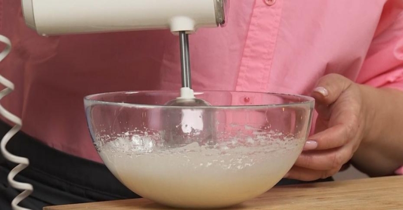 Пирог со сливами и творогом