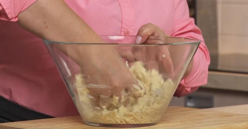 Пирог со сливами и творогом