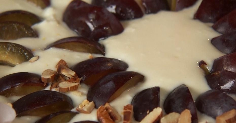 Пирог со сливами и творогом