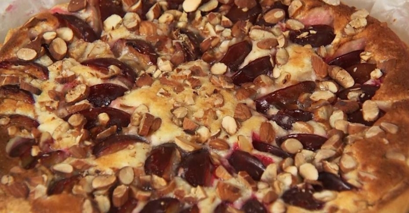 Пирог со сливами и творогом