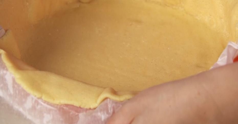 Пирог со сливами и творогом