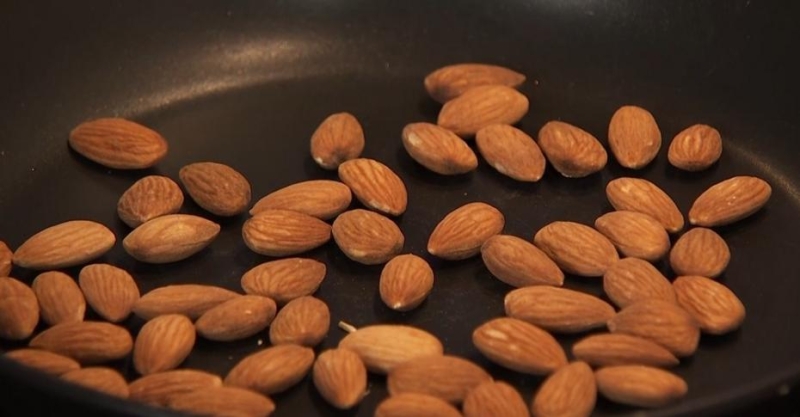 Пирог со сливами и творогом