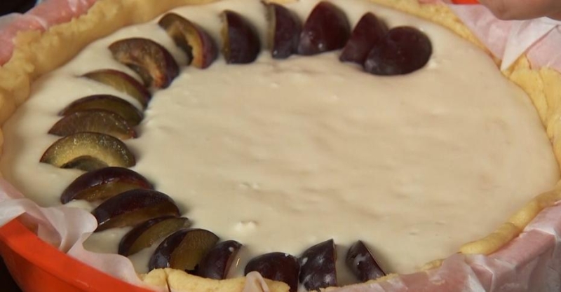 Пирог со сливами и творогом