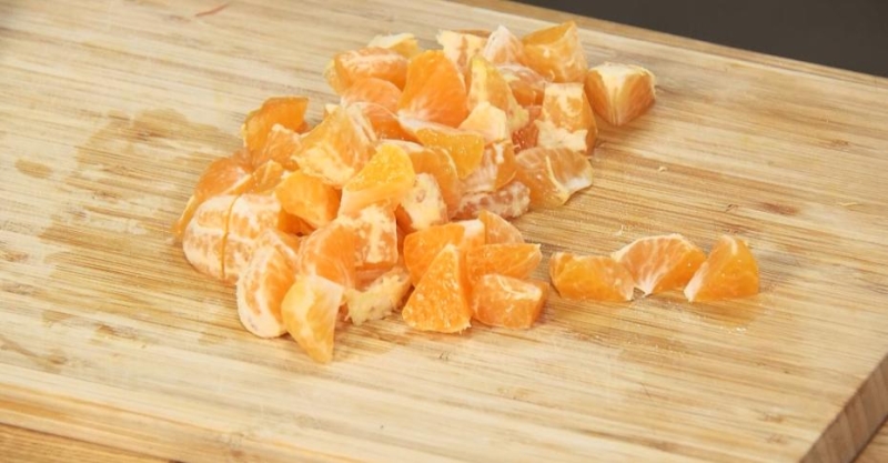 Утиная ножка с мандариновым соусом и гарнир из запечённых яблок