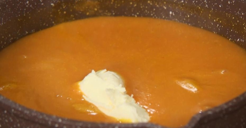 Утиная ножка с мандариновым соусом и гарнир из запечённых яблок