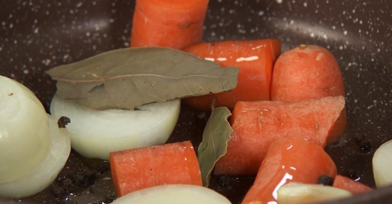 Утиная ножка с мандариновым соусом и гарнир из запечённых яблок