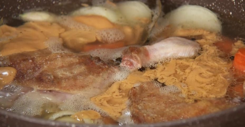 Утиная ножка с мандариновым соусом и гарнир из запечённых яблок