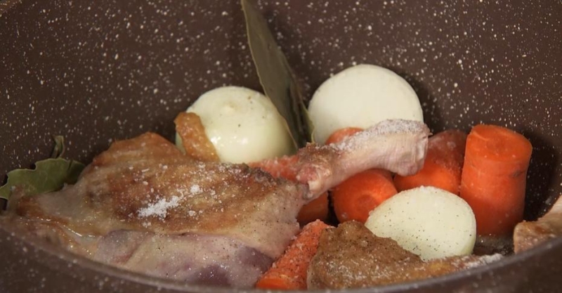 Утиная ножка с мандариновым соусом и гарнир из запечённых яблок