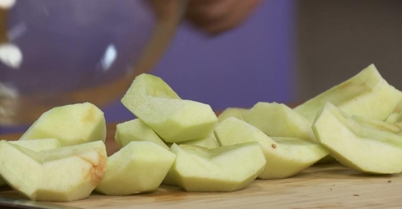 Утиная ножка с мандариновым соусом и гарнир из запечённых яблок