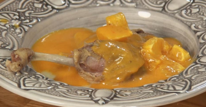 Утиная ножка с мандариновым соусом и гарнир из запечённых яблок