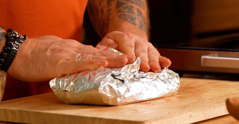 Свиные рёбрышки в пикантном соусе с ягодами и чипсы из батата