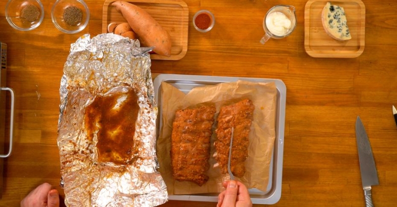 Свиные рёбрышки в пикантном соусе с ягодами и чипсы из батата