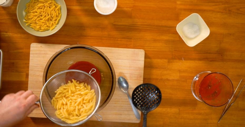 Паста с соусом аля ромеско, малиной и базиликом