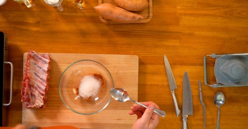 Свиные рёбрышки в пикантном соусе с ягодами и чипсы из батата