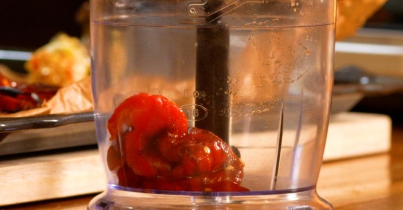 Паста с соусом аля ромеско, малиной и базиликом