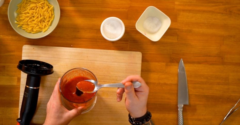 Паста с соусом аля ромеско, малиной и базиликом