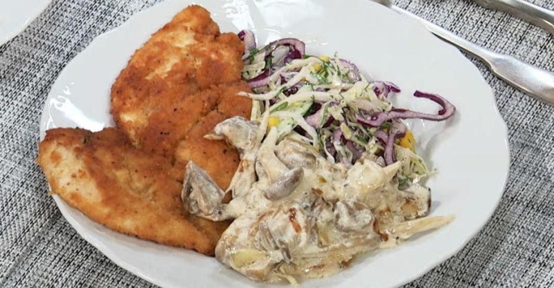 Шницель в крекерах и витаминный салат