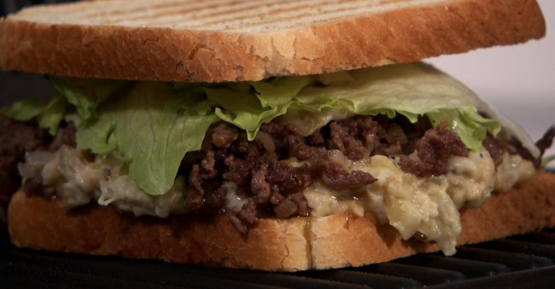 Сэндвич с печёным баклажаном и бараниной и зелёный салат с кунжутной заправкой