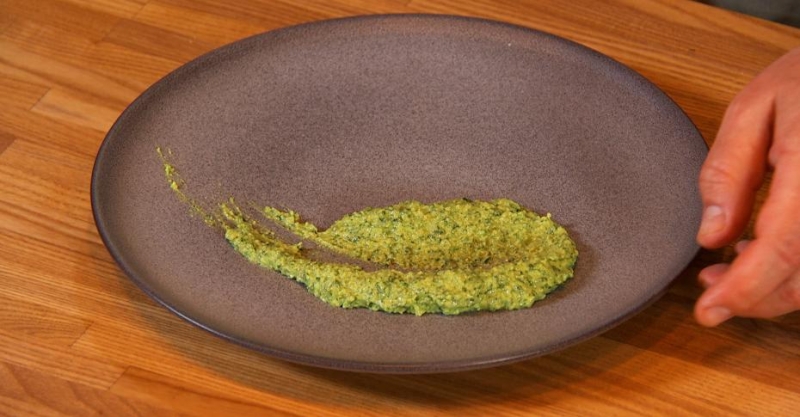 Люля-кебаб из баранины с запечённым баклажаном, сальсой из томатов и зелёным соусом