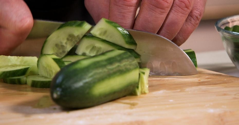 Халуми-гриль с овощным салатом