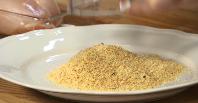 Шницель в крекерах и витаминный салат