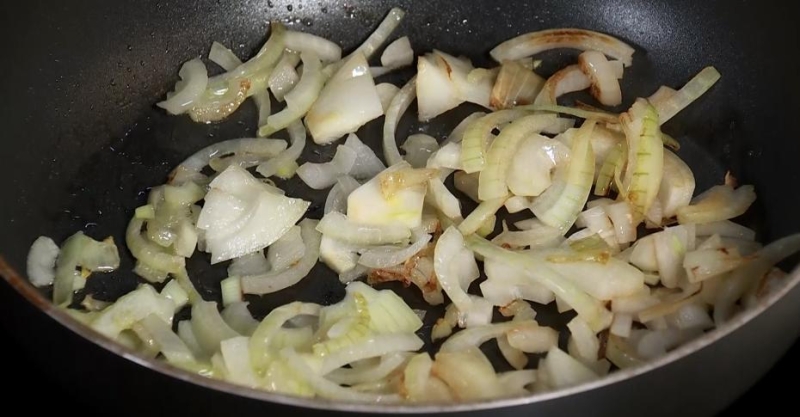 Утка томлёная в брусничном соусе