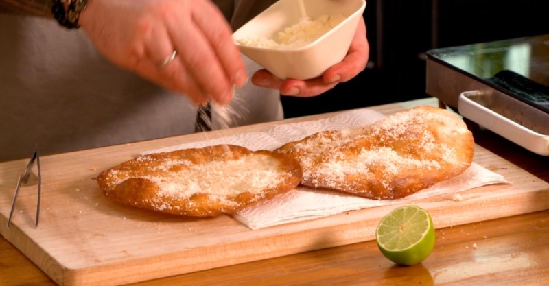 Чили кон карне с шоколадом, лепёшкой и гуакамоле