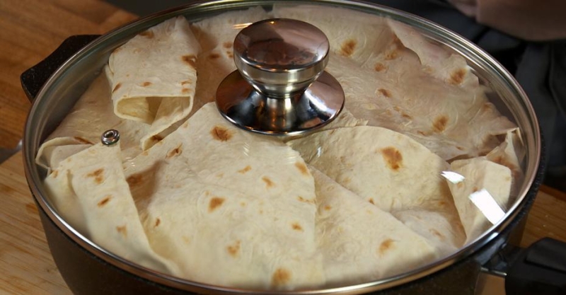 Курица с сухофруктами и томлёным рисом в лаваше