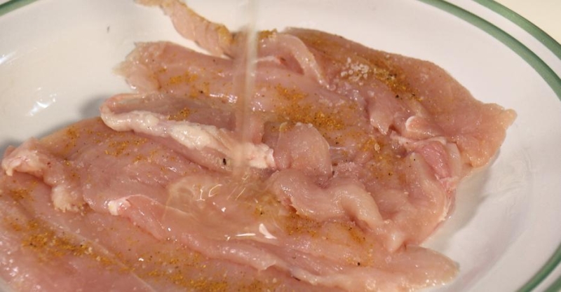 Сэндвич с курицей карри и салат с маринованными огурчиками