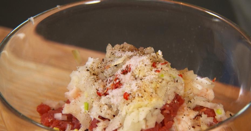 Люля-кебаб из баранины с запечённым баклажаном, сальсой из томатов и зелёным соусом