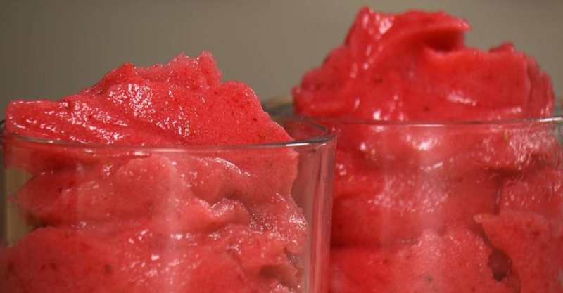 Десерт из замороженной клубники