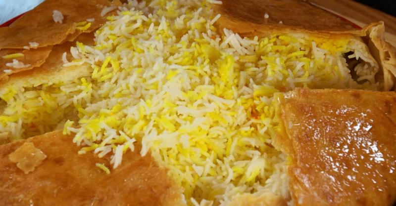 Курица с сухофруктами и томлёным рисом в лаваше