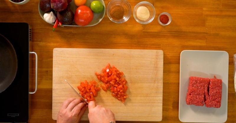 Чили кон карне с шоколадом, лепёшкой и гуакамоле