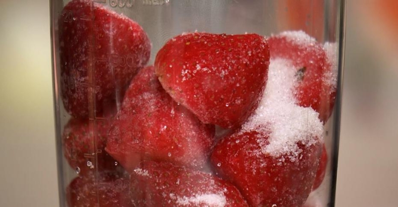 Десерт из замороженной клубники