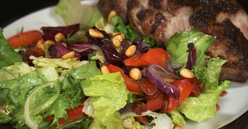 Утиная грудка в ягодах и салат с табаско