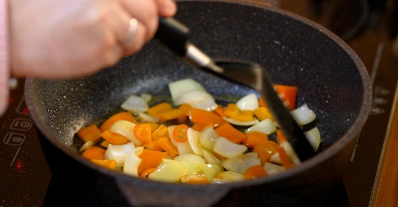 Минтай с рисом в сливочно-овощном соусе