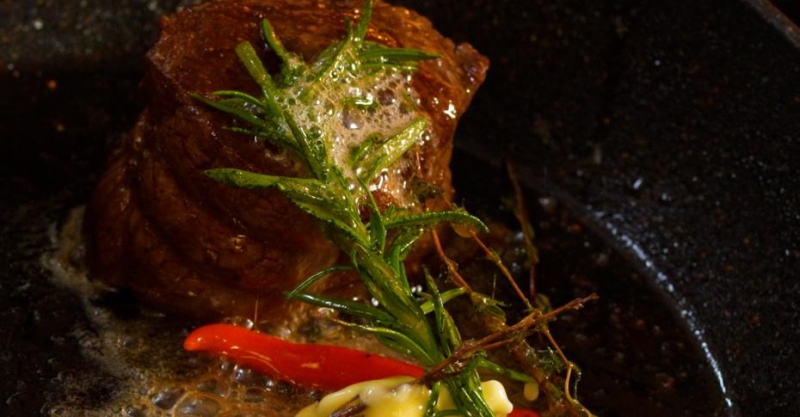 Филе-миньон с шоколадным соусом