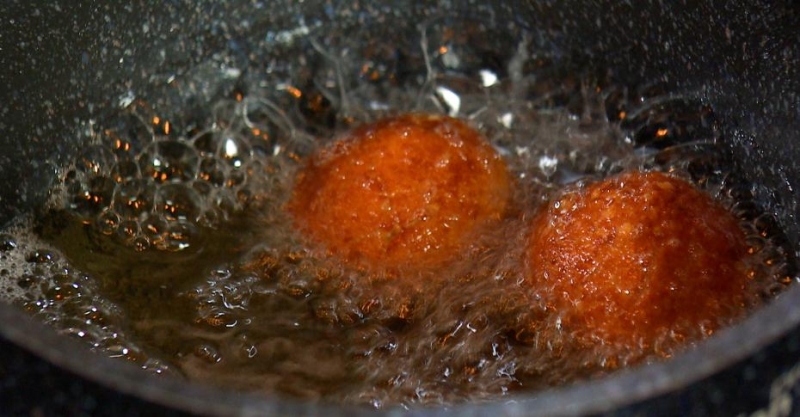 Свекольно-сливочный мусс с сырными крокетами