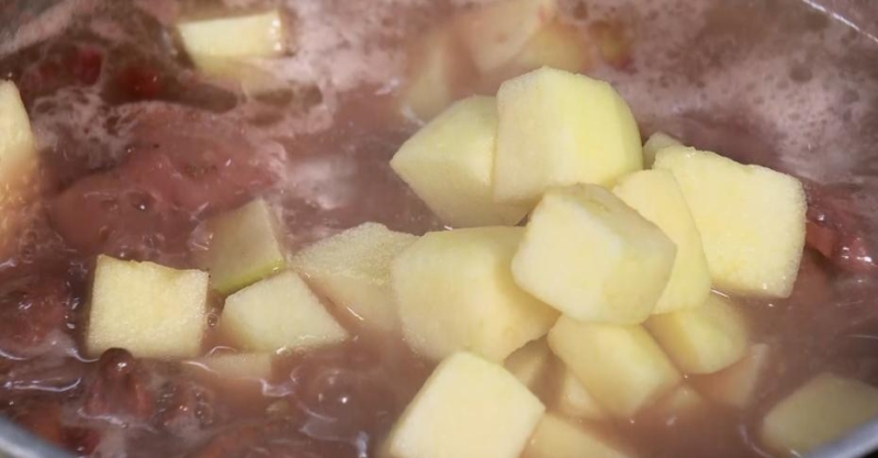 Утка томлёная в брусничном соусе