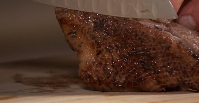 Салат из утки с манго и хурмой