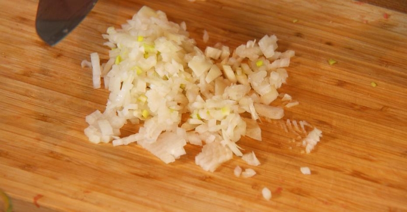 Люля-кебаб из баранины с запечённым баклажаном, сальсой из томатов и зелёным соусом