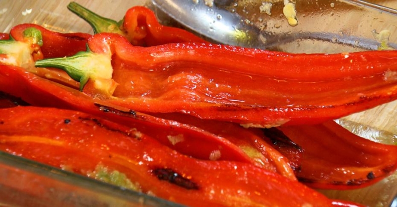 Жареные на гриле сибас и перцы