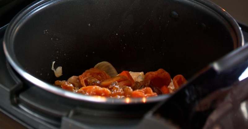 Курица с сухофруктами и томлёным рисом в лаваше