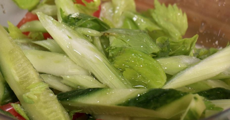 Сэндвич с печёным баклажаном и бараниной и зелёный салат с кунжутной заправкой