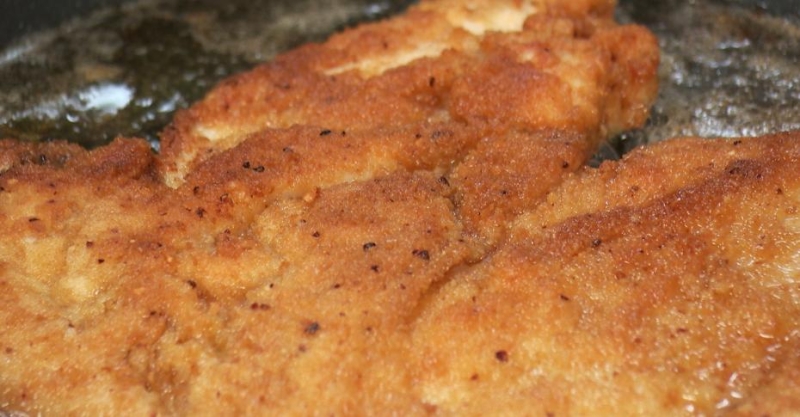 Шницель в крекерах и витаминный салат